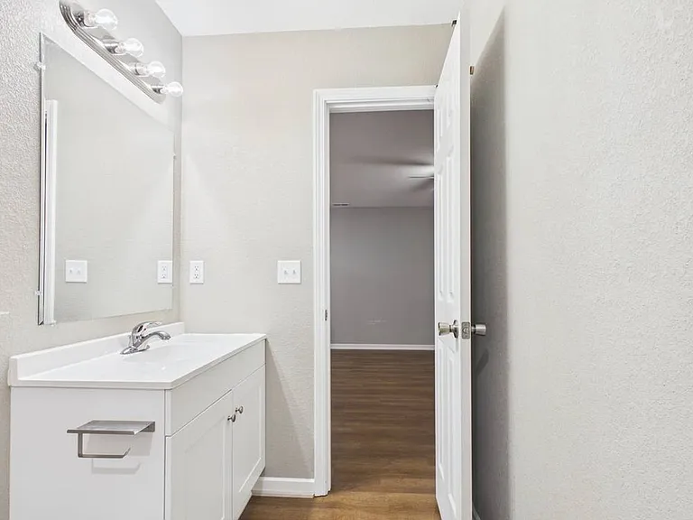 306 W Market St — Photo 40