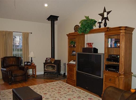 2nd image of 549 NE Gladioli Dr