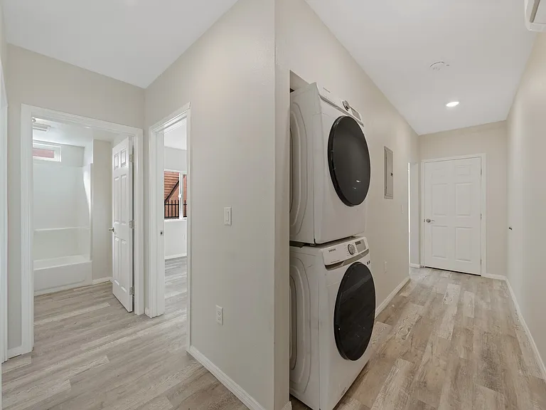 326 1/2 W 51st St #326-1/2 — Photo 2