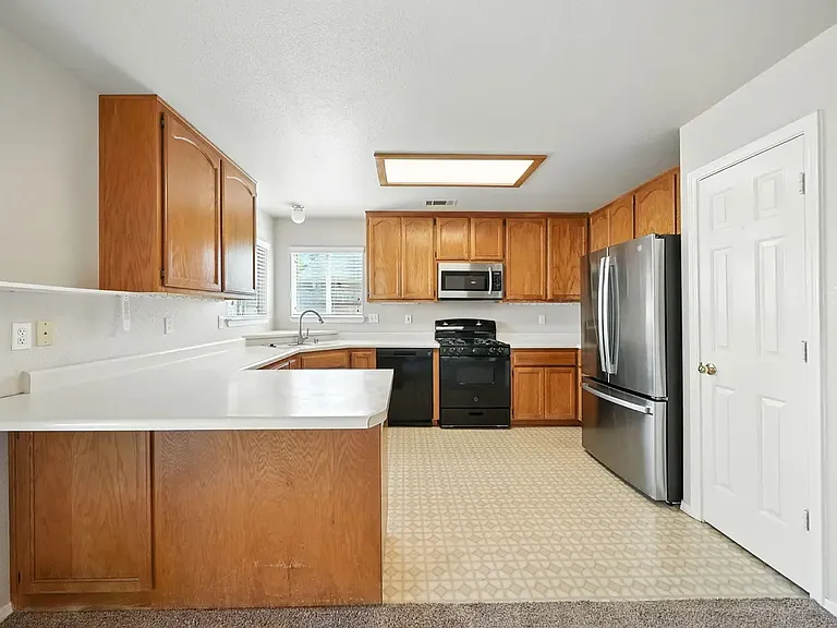843 Montcrest Dr — Photo 4