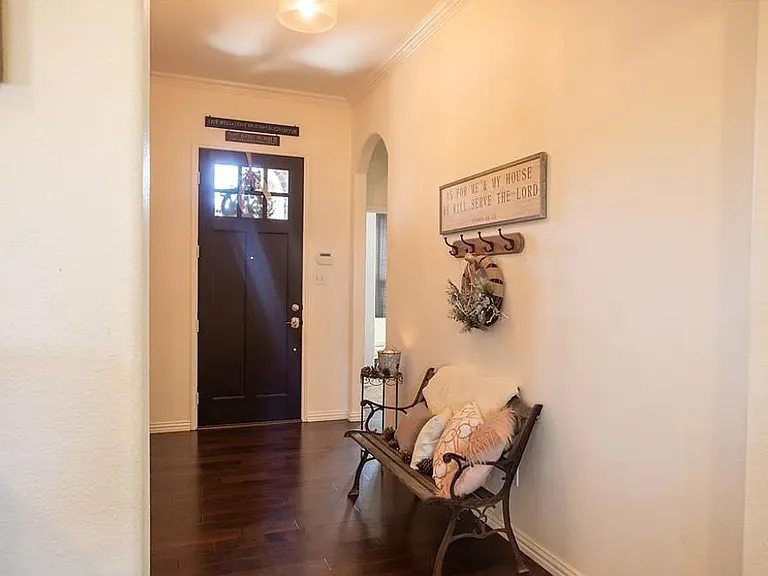 326 Hawthorn Dr — Photo 7