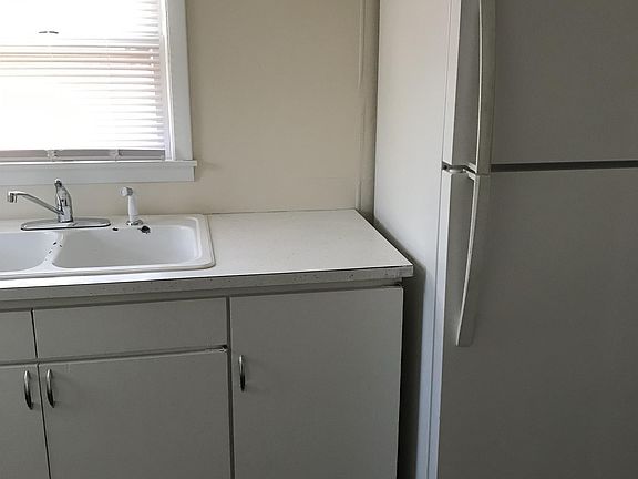 5th image of 406 N Bismark Ave
