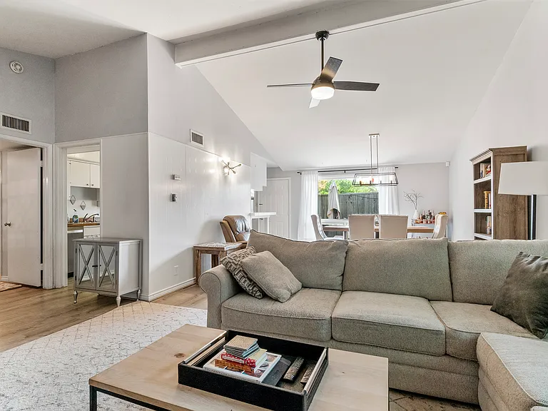 1511 Meadow View Dr — Photo 3