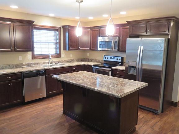 Kitchen Bar/Island Whirlpool appliances