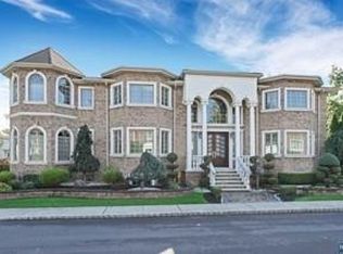 224 Dorin Ct, Fort Lee, NJ 07024