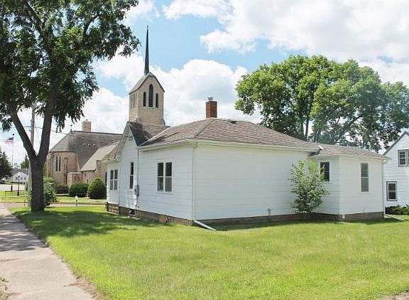 3rd image of 321 Oak St
