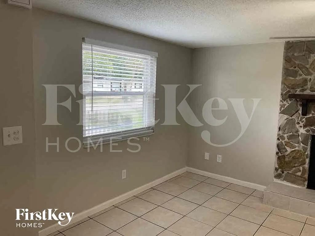 3 bed, 1.5 bath, 1232 sqft, $1,720 — Photo 2
