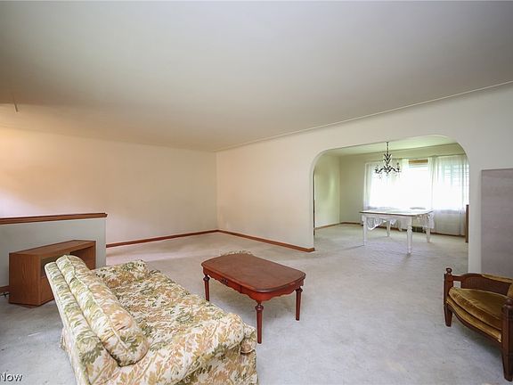 3rd image of 110 S Yorkshire Blvd