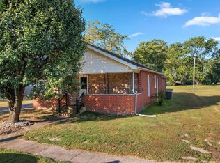 111 N 1st St, Elkville, IL 62932