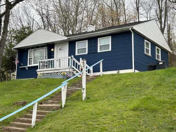 1736 Crestmont Dr, Huntington, WV 25701