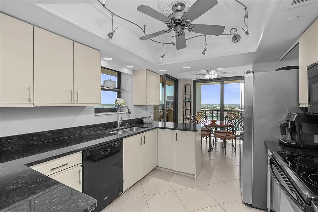 2 bed, 2.0 bath, 1610 sqft, $4,500 — Photo 3