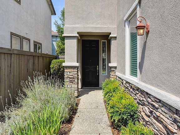 2nd image of 71 Regency Park Cir