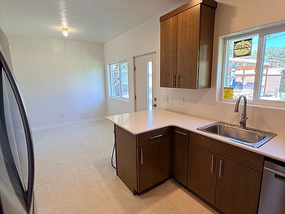 5th image of 5820 Oak St