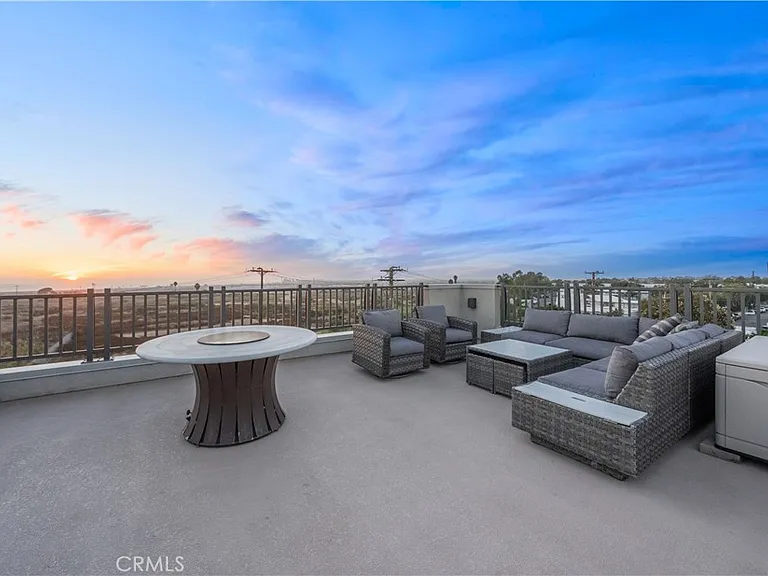 1068 Hampton Dr — Photo 42