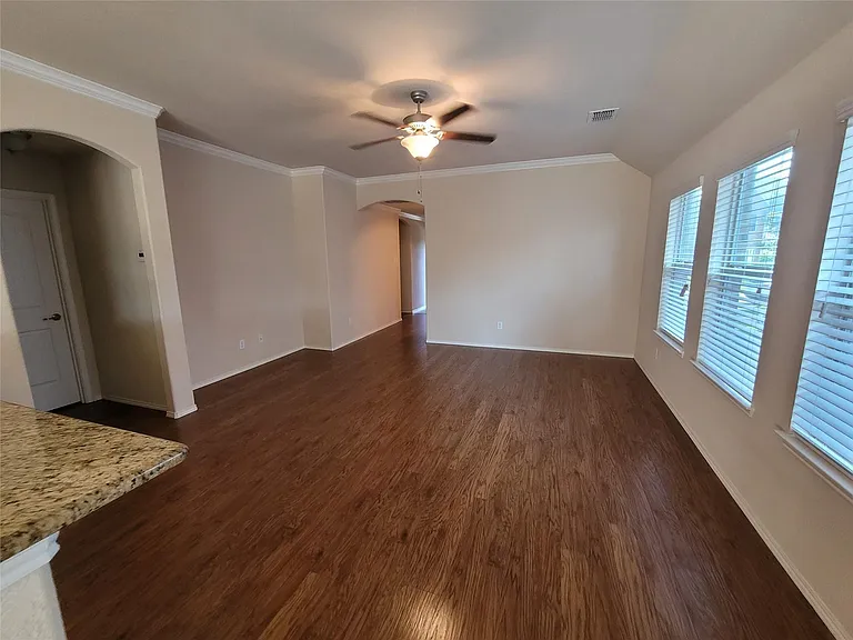 8913 Eastwood Ave — Photo 5