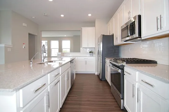 933 Yorkshire Ln — Photo 7
