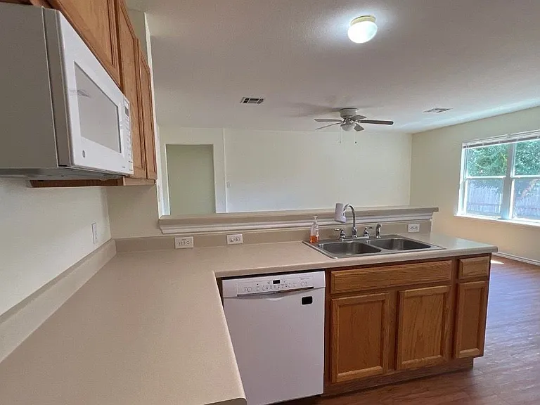 940 Goldenrod St — Photo 5