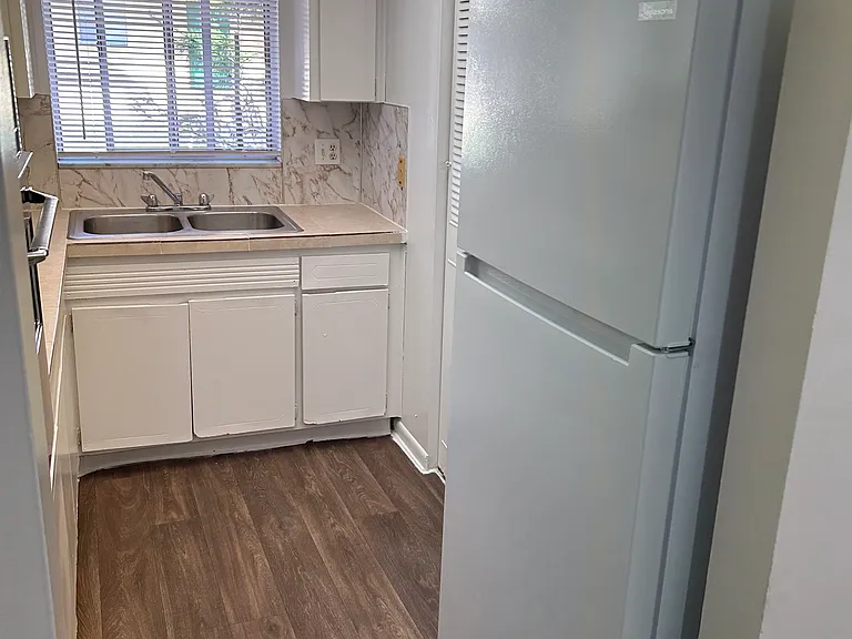 Lennox Court Apartments — Photo 6