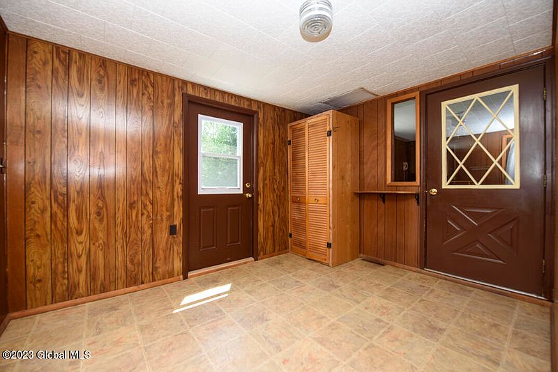 4th image of 636 E Shore Road
