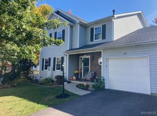 14 Stepping Stone Ln, Orchard Park, NY 14127