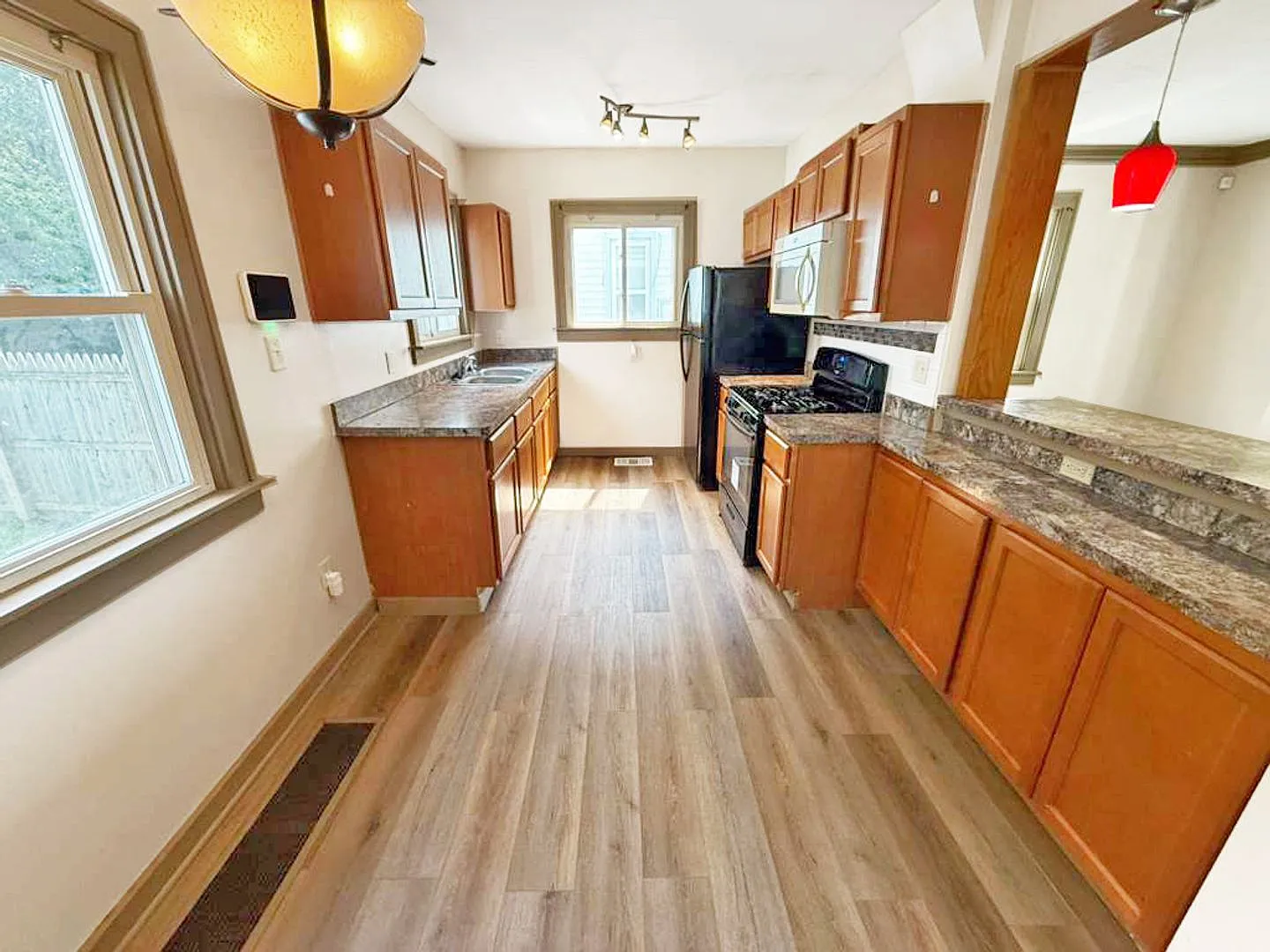2 Bed, 1 Bath Beautifil Single-Family Home In Euclid! — Photo 1