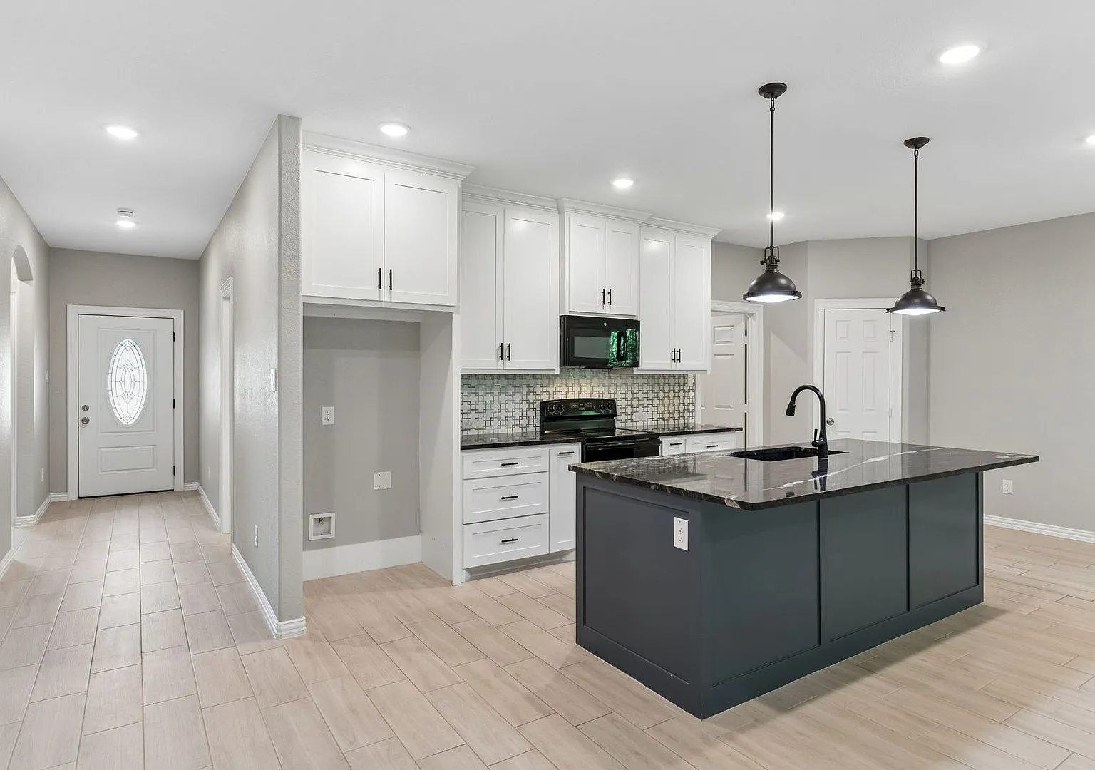 Contemporary Luxury & Thoughtful Craftsmanship on Binyon Avenue — Photo 2