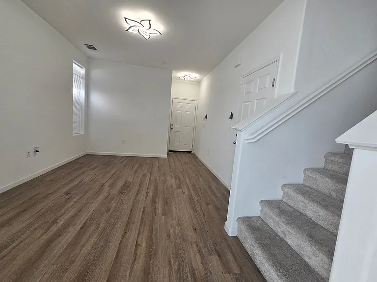1078 Buena Vista Ln — Photo 4