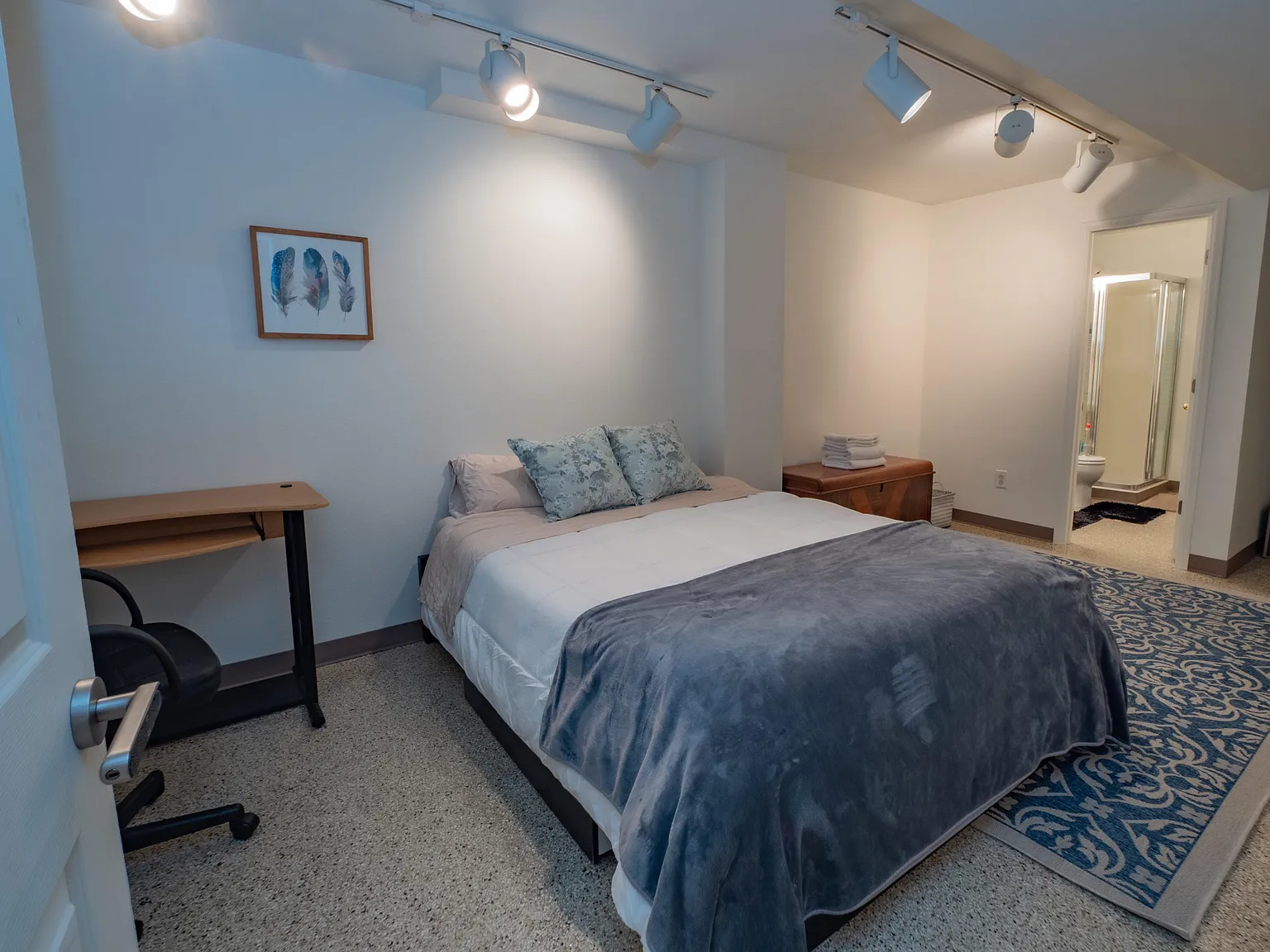 1 bed, 1.0 bath, 1300 sqft, $1,633 — Photo 2