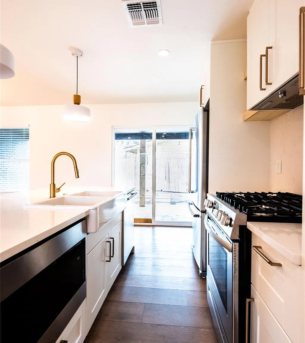 2 bed, 1.0 bath, 1084 sqft, $3,200 — Photo 3