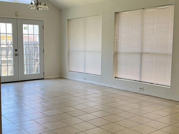 4th image of 2225 Jasmine Ln