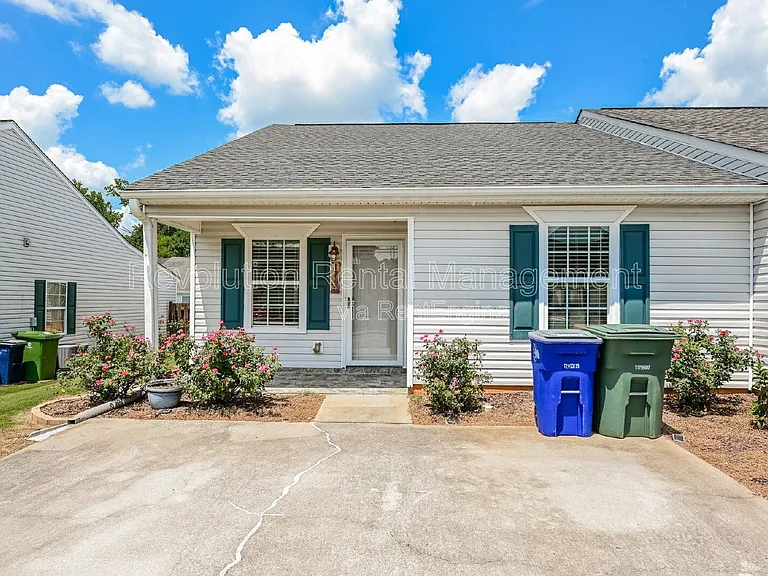 1740 Summerwoods Ln — Photo 1