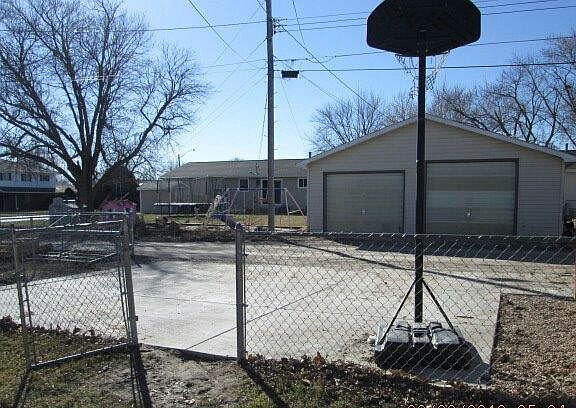 4th image of 3406 N Ave