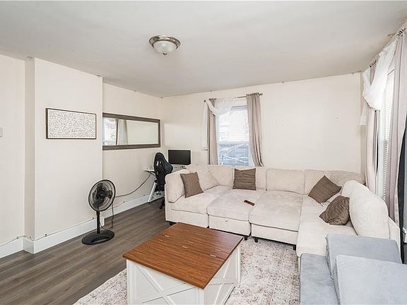 4th image of 54 Spring St