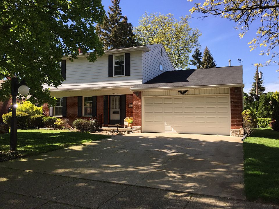 2,110sq ft 4bdr 2 Full Baths