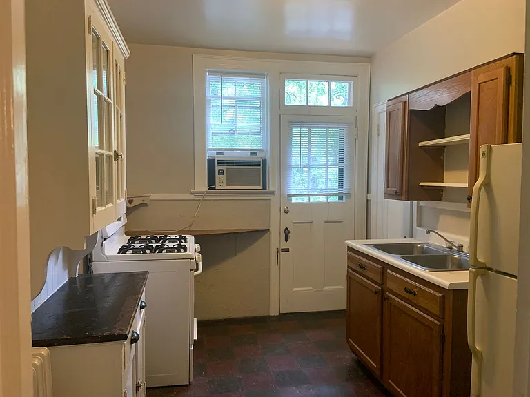 Winburn Court Apartments — Photo 6