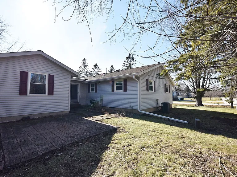 1538 W Liebau Rd — Photo 37