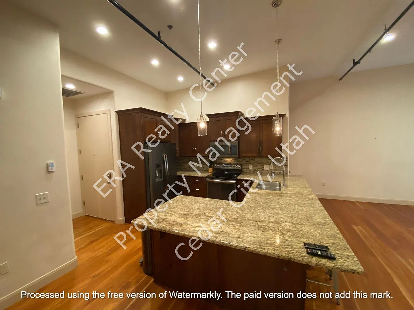 Furnished 2 bed / 1 bath Condo - Luxury Living North End of Town — Photo 4