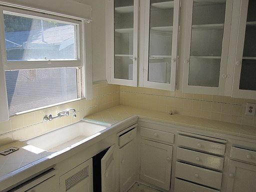5th image of 718 Newport Ave