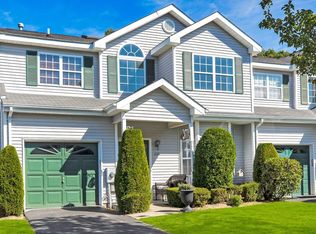 131 Willow Wood Dr, Oakdale, NY 11769