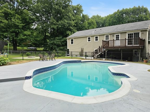 4th image of 8 Woodridge Ln