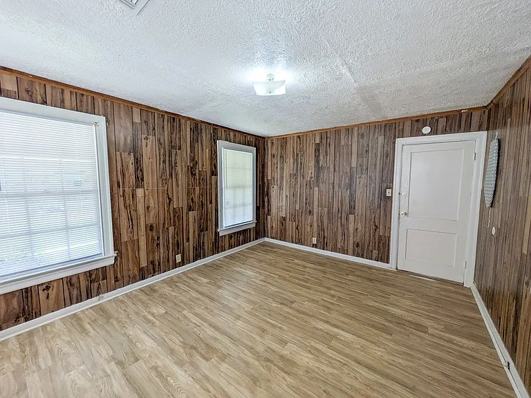 1810 Roberts St — Photo 15