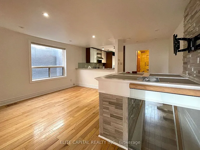 633 Christie St #UPPER — Photo 5