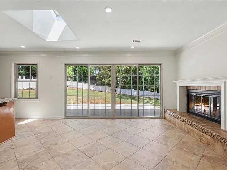 3582 Cloudland Dr — Photo 8