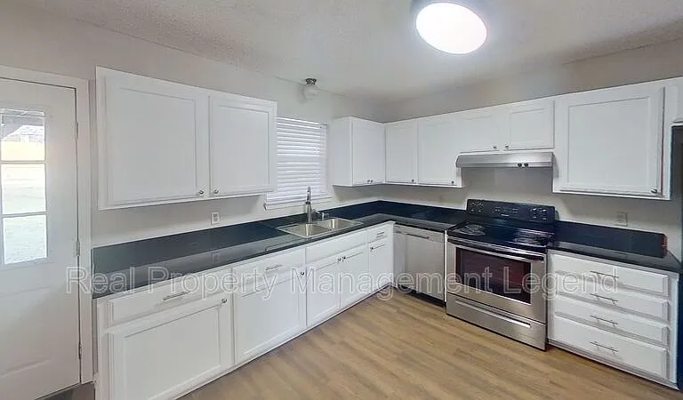 701 S Valentine Dr — Photo 6