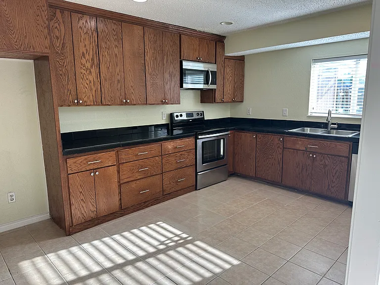 2109 Cedarcrest Dr — Photo 6