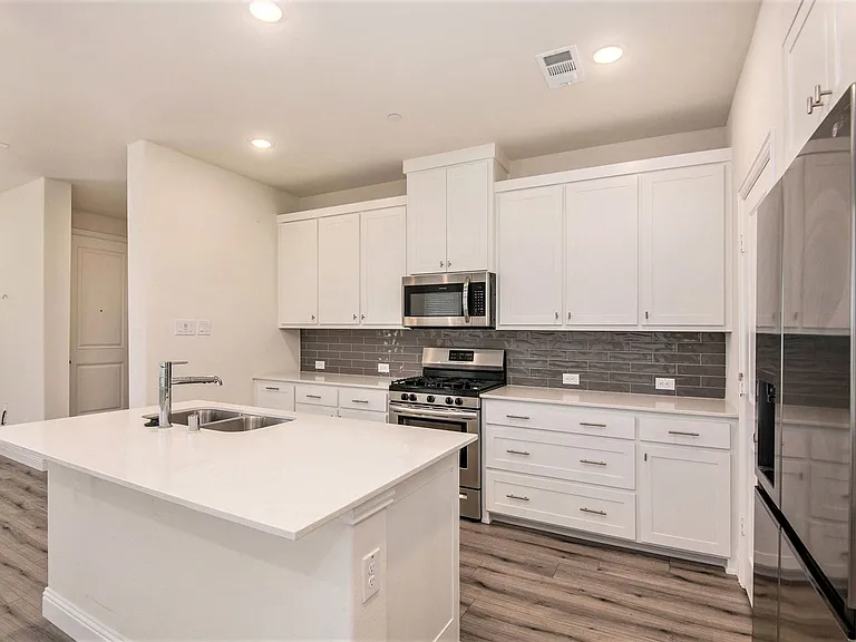 4525 Bishop St — Photo 8