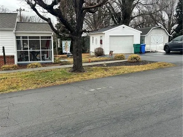 105 Triplett St, Jonesville, NC 28642