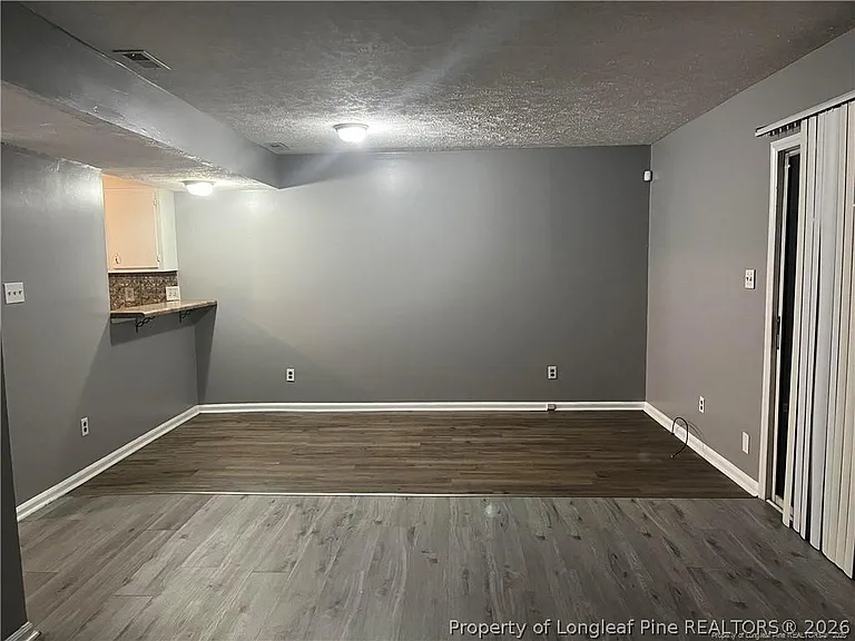 405 Kirkcaldy Ct — Photo 3