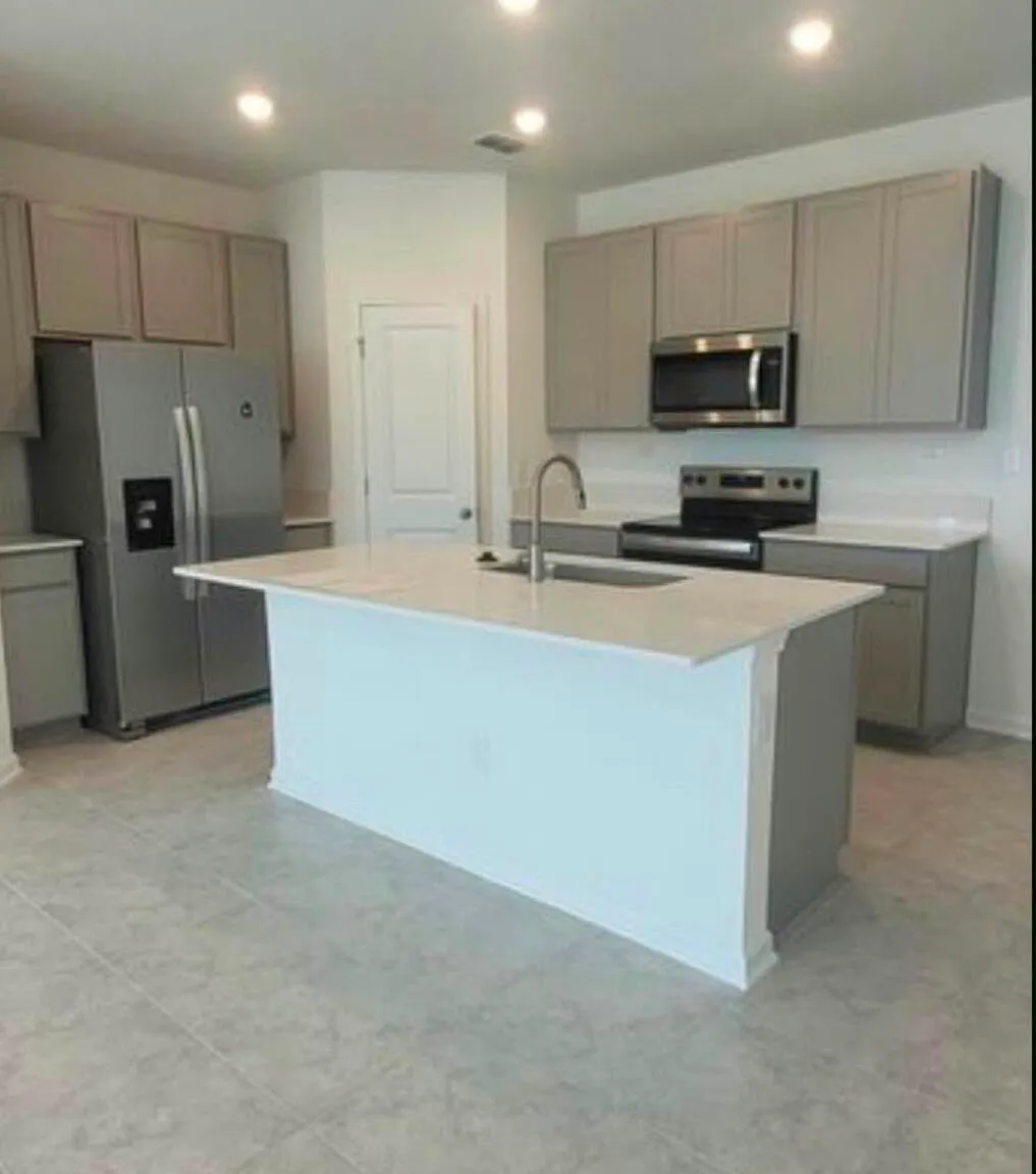 3 bed, 2.5 bath, 1433 sqft, $1,950 — Photo 3