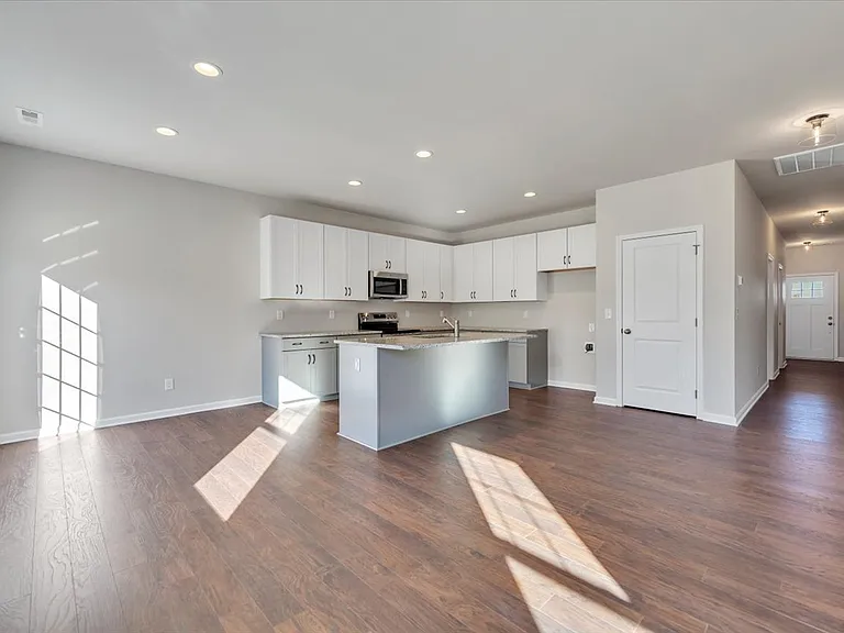 7401 Kings Pointe Dr — Photo 6
